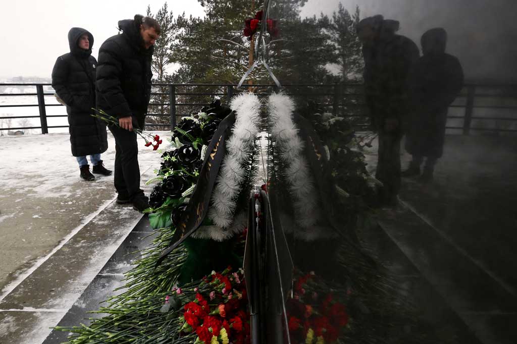 Kerabat para korban menangis di luar lokasi tambang yang tertutup salju. 