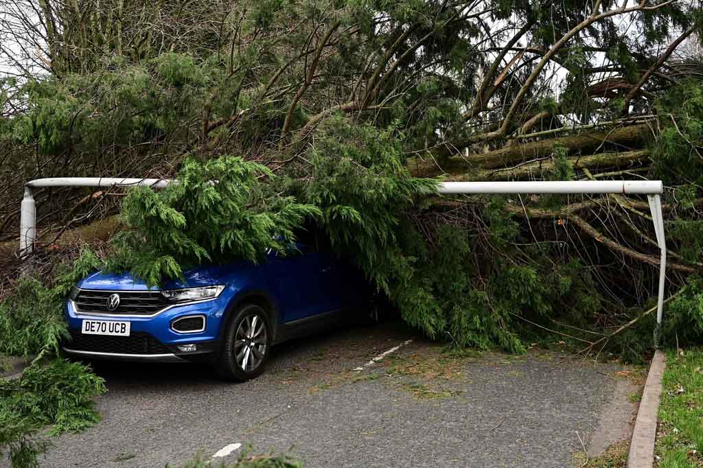 Aparat kepolisian menyatakan, seorang pria meninggal ketika mobilnya tertimpa pohon tumbang di Irlandia Utara Jumat, 26 November 2021 malam, ketika 'Badai Arwen' memicu peringatan cuaca merah yang langka dari layanan meteorologi Inggris. Seorang pria lainnya meninggal setelah tertimpa pohon di Lake District, barat laut Inggris.