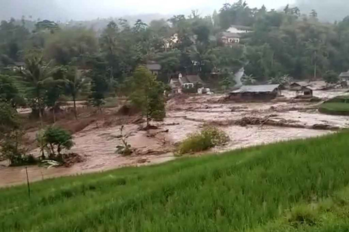Banjir Bandang Terjang Permukiman Warga di Garut