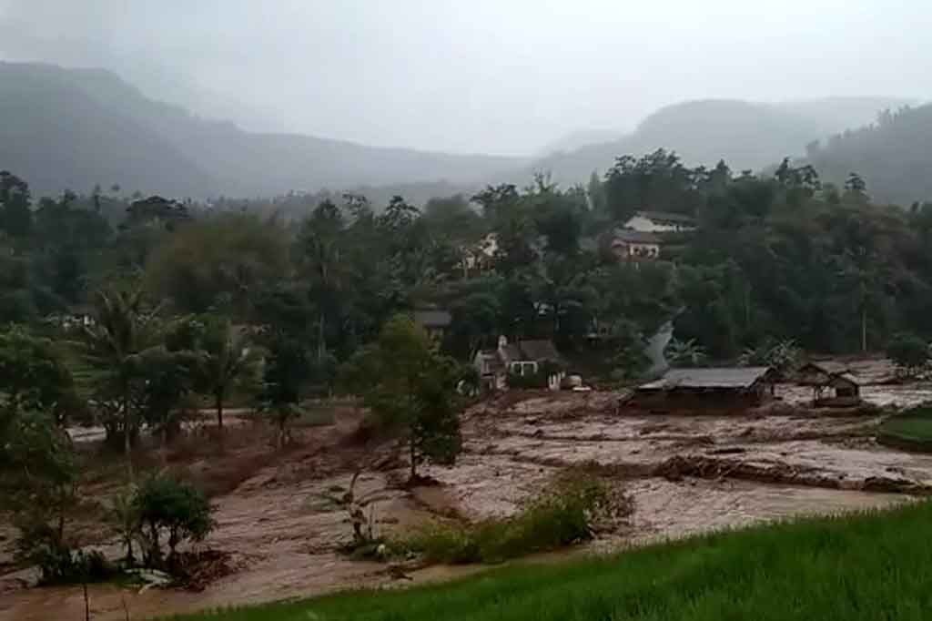Bencana banjir bandang menerjang permukiman penduduk dan menyebabkan kerusakan rumah di Kecamatan Sukawening, Kabupaten Garut, Jawa Barat, Sabtu, 27 November 2021. Banjir disebabkan intensitas hujan yang tinggi.