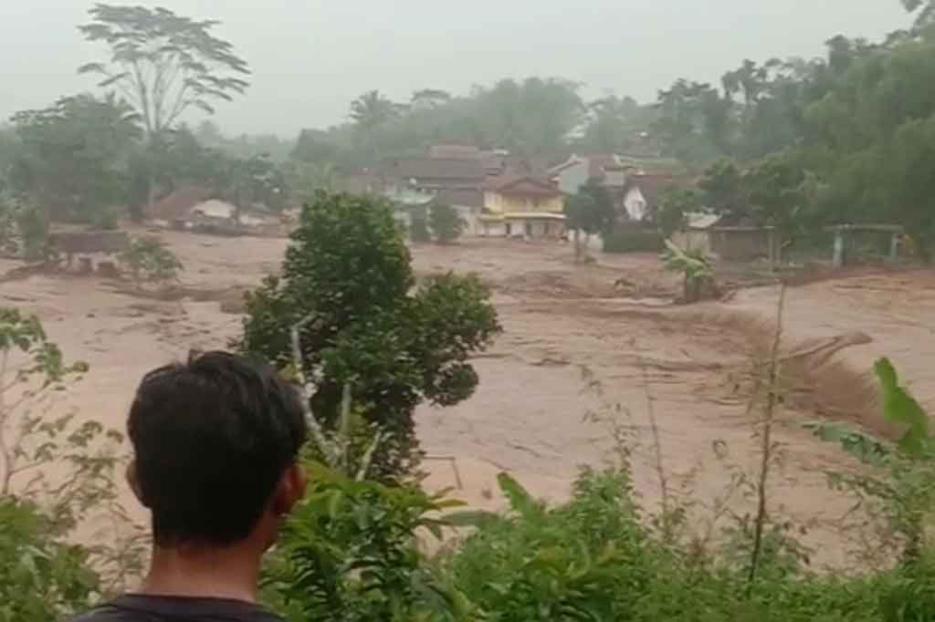 Bencana banjir bandang itu sempat didokumentasikan menggunakan video telepon seluler oleh sejumlah warga yang menyaksikan peristiwa bencana alam tersebut.