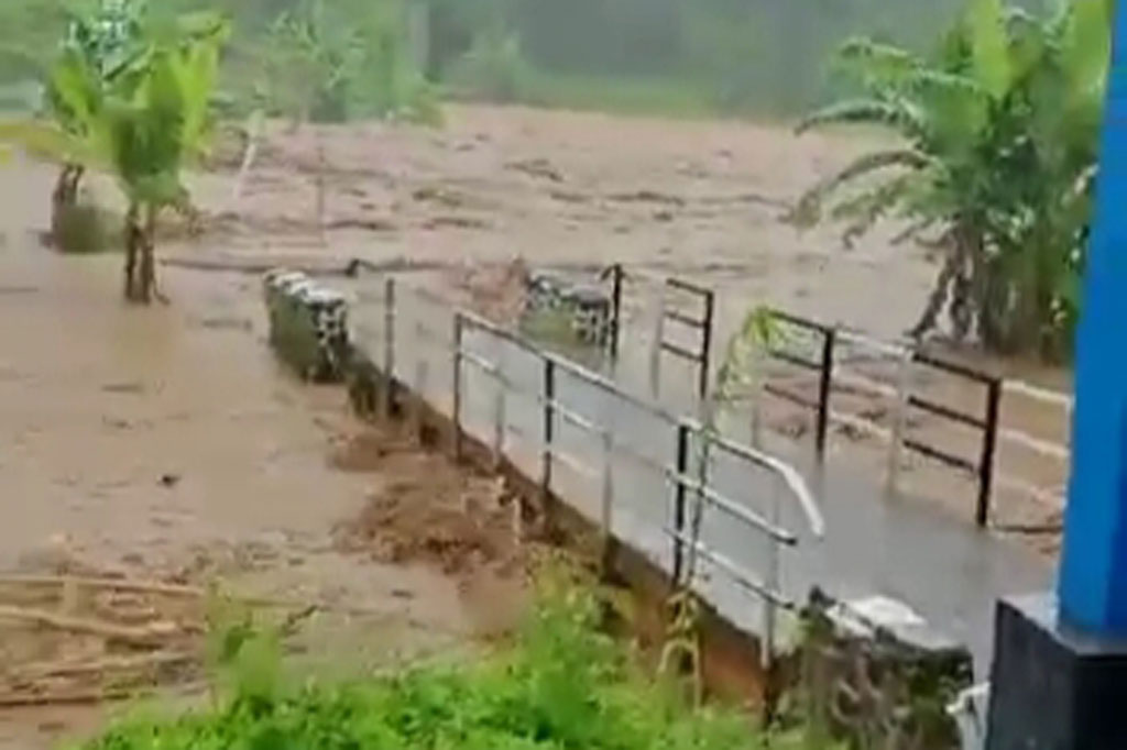Dalam video yang tersebar di media sosial termasuk aplikasi pesan Whatsapp terlihat aliran sungai yang deras, kemudian meluap, dan merusak bangunan maupun merendam rumah warga di daerah itu. 
