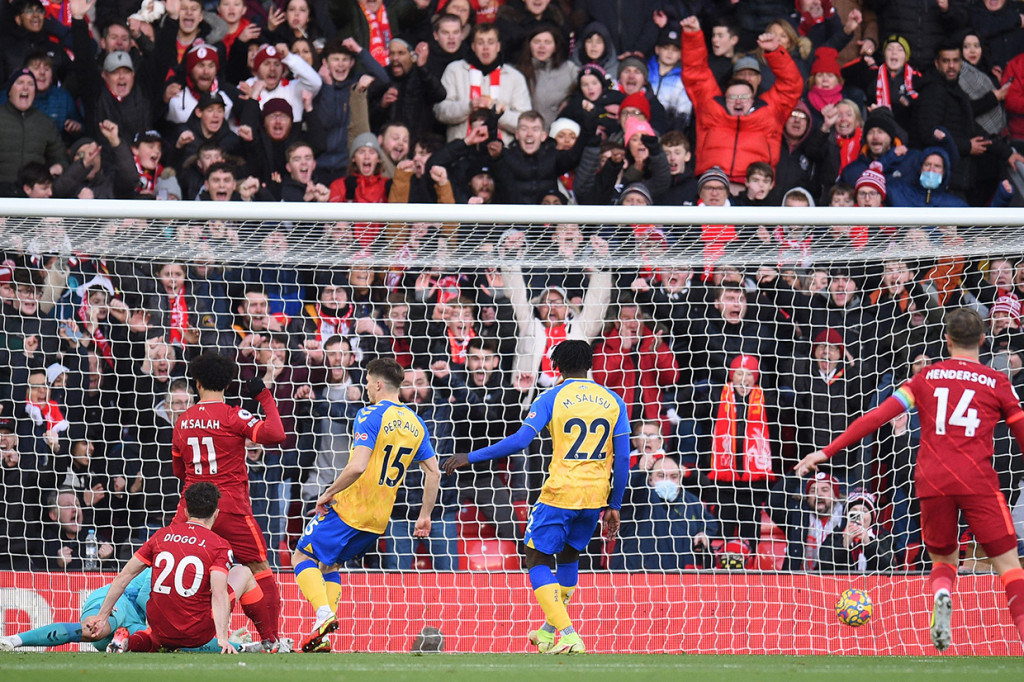 Diogo Jota menjadi bintang kemenangan The Reds lewat dua golnya. 