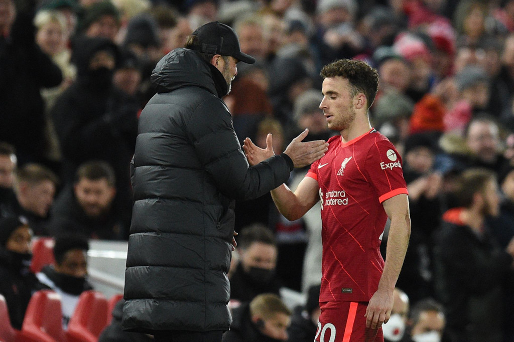 Rekan Cristiano Ronaldo di timnas Portugal itu memborong dua gol (2', 32'). 