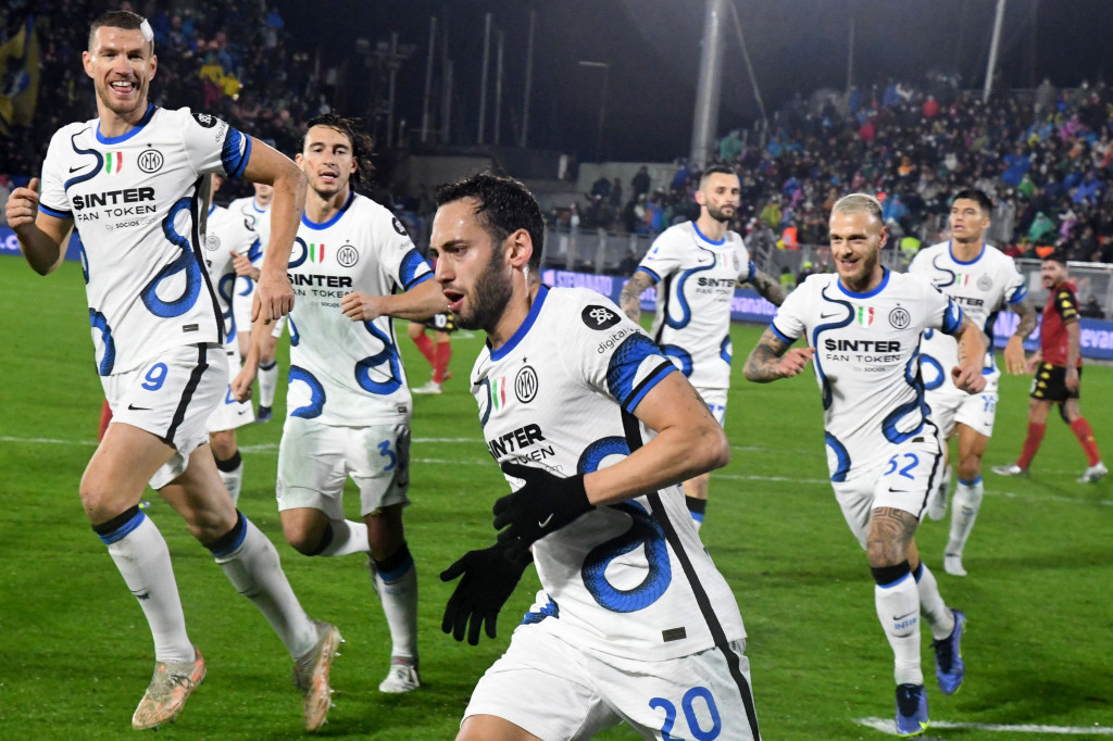 Inter Milan terus mendekati puncak klasemen Liga Italia usai meraih kemenangan di markas Venezia dengan menundukkan tuan rumah 2-0 dalam laga pekan ke-14 di Stadion Pier Luigi Penzo, Minggu, 28 November 2021, dini hari WIB. 