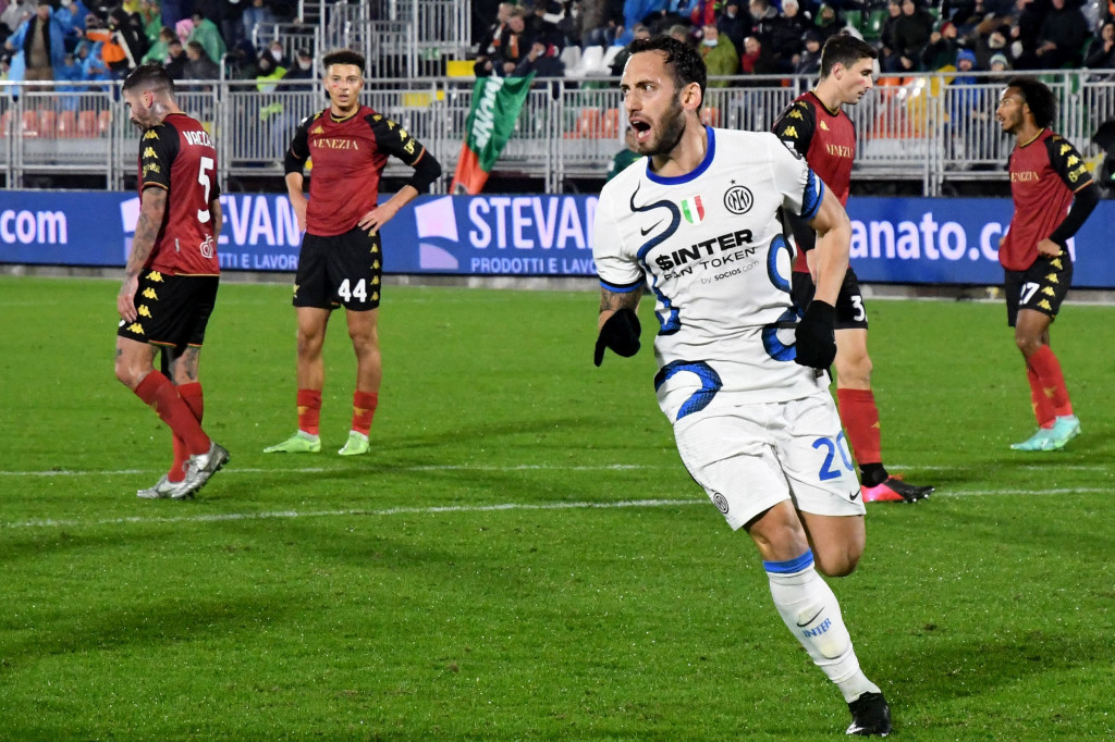 Sepasang gol Inter Milan dikemas oleh Hakan Calhanoglu pada menit ke-34 dan Lautaro Martinez (90+5’p).