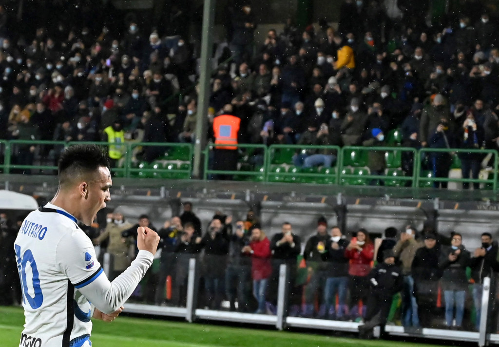 Lautaro Martinez melakukan selebrasi usai mencetak gol ke gawang Venezia.