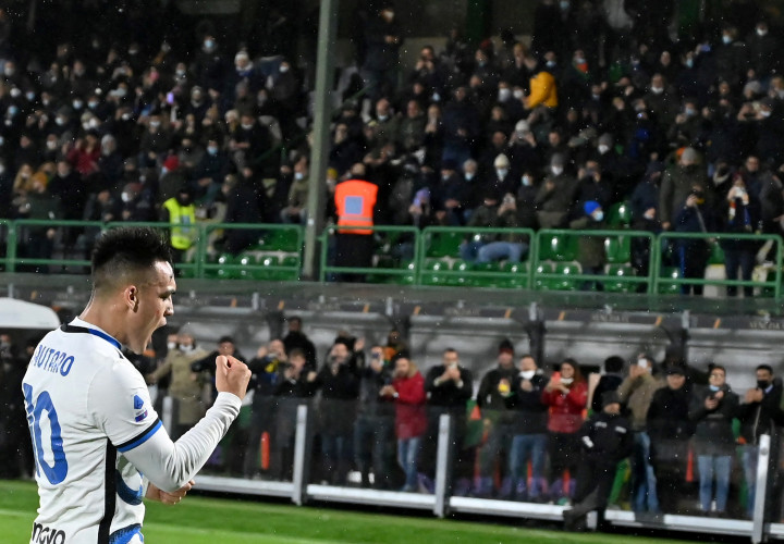 Lautaro Martinez melakukan selebrasi usai mencetak gol ke gawang Venezia.