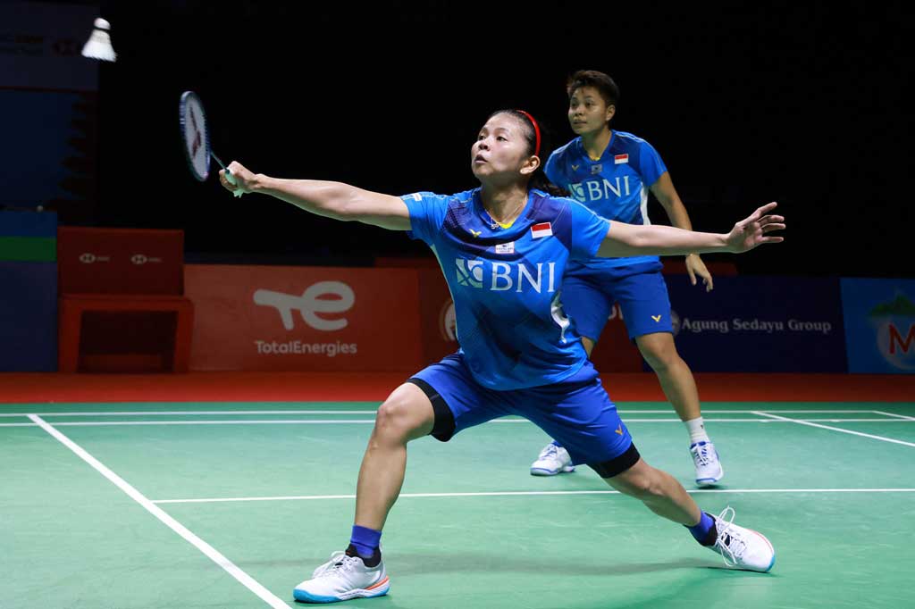 Indonesia mengamankan satu tiket babak final turnamen BWF Super 1000 Indonesia Open lewat ganda putri Greysia Polii/Apriyani Rahayu. Greysia/Apriyani melaju ke partai puncak usai mengalahkan Jongkolphan Kititharakul/Rawinda Prajongjai dari Thailand, Sabtu, 27 November 2021.