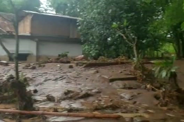Petugas Mulai Bersihkan Lumpur Pascabanjir Bandang Garut