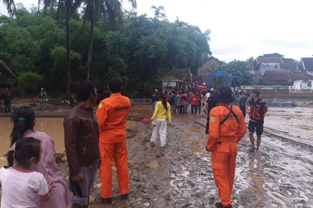Saat ini warga dibantu petugas gabungan berupaya membersihkan material lumpur yang masuk.