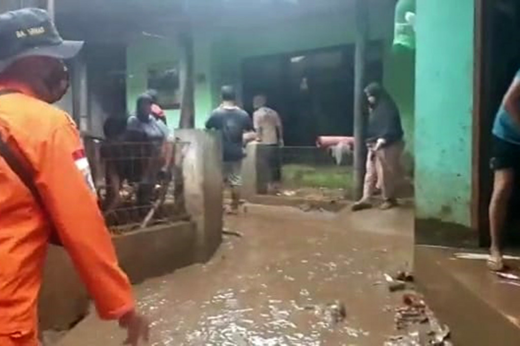 Tidak ada korjan jiwa dalam kejadian tersebut, namun sedikitnya 100 orang mengungsi sudah kembali ke rumahnya.