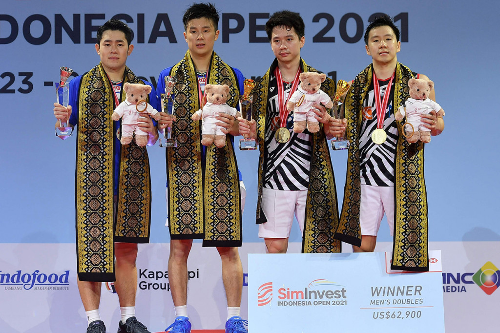 Kevin Sanjaya/Marcus Gideon berhasil mengalahkan ganda Jepang Takuro Hoki/Yugo Kobayashi untuk menjuarai Indonesia Open 2021. 
