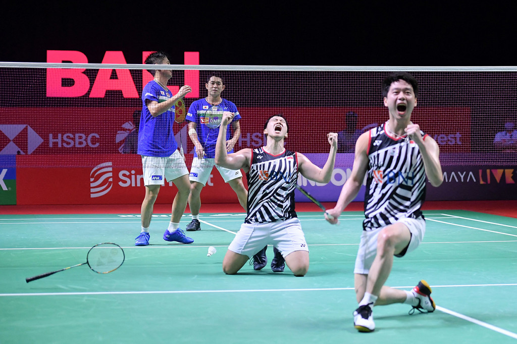 Bertanding di Bali International Convention Center, The Westin Resort, Minggu, 28 November 2021, The Minions menang straight game 21-14 dan 21-18.