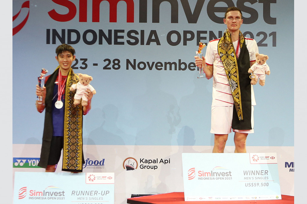 Pebulutangkis Denmark Viktor Axelsen tampil sebagai juara Indonesia Open 2021, usai mengalahkan tunggal putra Singapura, Loh Kean Yew, di final.