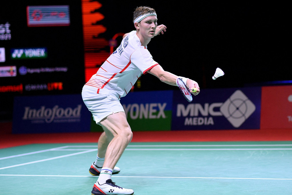 Bertanding di Bali International Convention Center, Minggu, 28 November 2021, sore WIB, Axelsen menang dalam pertarungan tiga gim dengan skor 21-13, 9-21, 21-13.