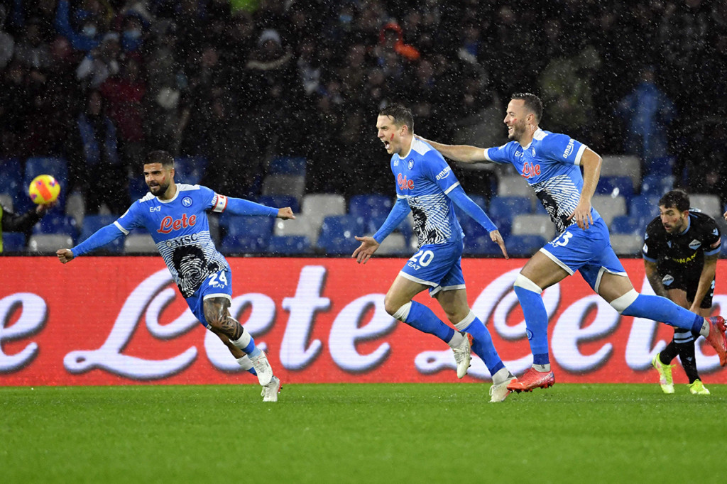 Tiga gol Napoli tercipta dalam waktu 30 menit awal di babak pertama dan satu gol tercipta di babak kedua.