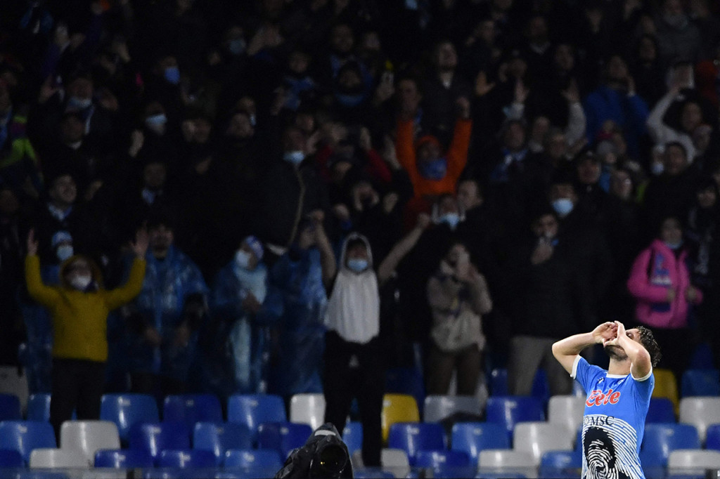 Tiga gol di babak pertama dicetak Piotr Zielinski pada menit ketujuh dan dua gol Dries Mertens pada menit ke-10 dan 29.