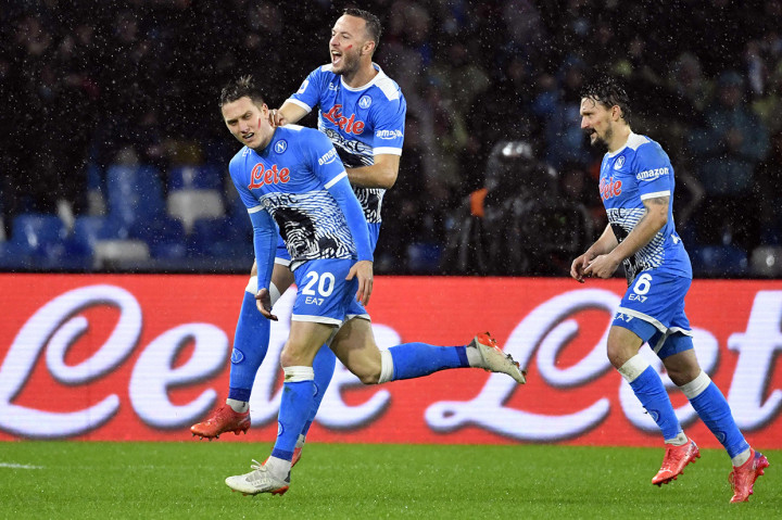 Piotr Zielinski (kiri) melakukan selebrasi usai mencetak gol ke gawang Lazio, pada pekan ke-14 Liga Italia di Stadion Diego Armando Maradona, Naples, Senin, 29 November 2021, dini hari WIB.