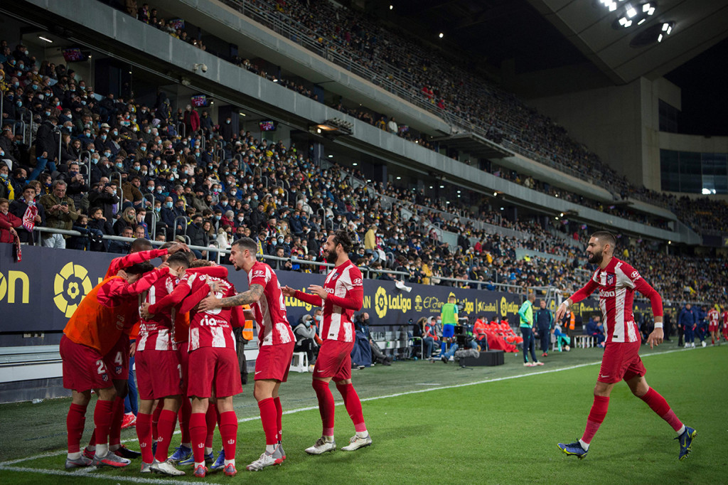 Atletico Madrid melanjutkan momentum positif di Liga Spanyol. Bertandang ke markas Cadiz, di Estadio Nuevo Mirandilla, Senin, 29 November 2021, dini hari WIB, Los Rojiblancos meraih kemenangan meyakinkan dengan skor akhir 4-1.