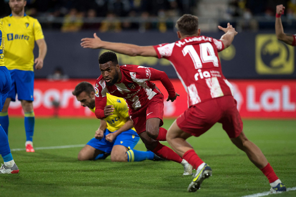 Thomas Lemar melakukan selebrasi usai mencetak gol ke gawang Cadiz dalam lanjutan La Liga di Estadio Nuevo Mirandilla, Senin, 29 November 202.