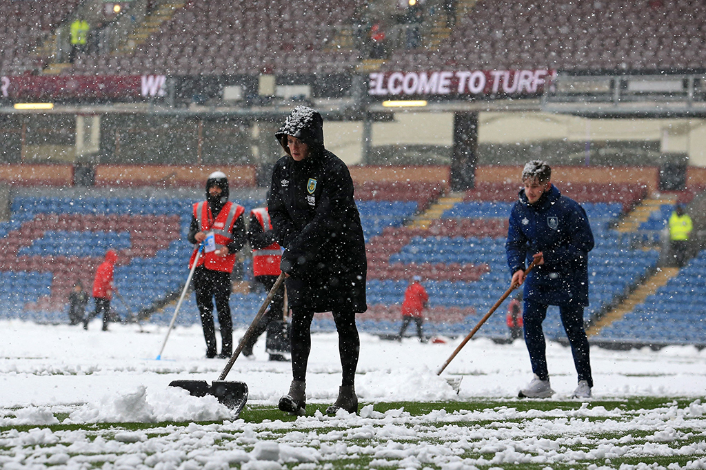 Burnley vs Tottenham seharusnya digelar di Turf Moor, Minggu, 28 November 2021, pukul 21.00 WIB, namun hujan salju menutupi permukaan lapangan. Meskipun upaya membersihkan lapangan sudah dikerahkan, laga akhirnya diputuskan ditunda pada pukul 20.10 WIB, 50 menit sebelum sepak mula.