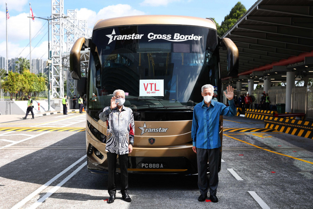 Perdana Menteri Malaysia Ismail Sabri dan Perdana Menteri Singapura, Lee Hsien Loong bersama-sama meresmikan pembukaan program Vaccinated Travel Lane (VTL)  darat di Pusat Pemeriksaan Woodlands.