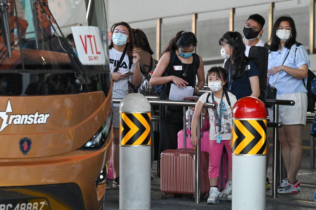 Sebelum pandemi Covid-19, sekitar 300 ribu orang biasa bepergian menyeberangi perbatasan dari Malaysia setiap harinya ke Singapura, untuk bekerja di berbagai sektor mulai dari transportasi umum hingga manufaktur elektronik.