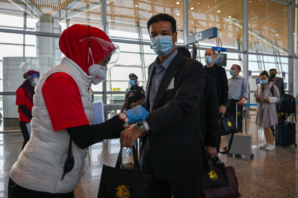 Mulai Senin, 29 Novemver 2021, waktu setempat, setiap warga Singapura dan Malaysia yang telah divaksinasi korona sepenuhnya, maupun mereka yang memiliki status permanent resident dan izin kerja bisa melintasi ruas jalanan perbatasan sepanjang 1 kilometer yang memisahkan kedua negara tanpa harus dikarantina.