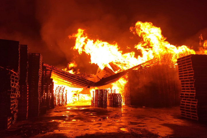 Kebakaran Hebat Landa Pabrik Pembuatan Palet di Bekasi