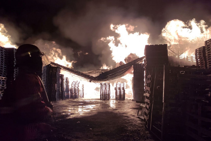Kebakaran Hebat Landa Pabrik Pembuatan Palet di Bekasi