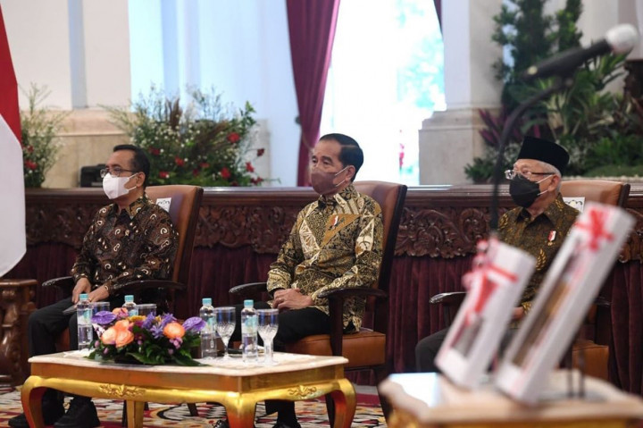 Turut mendampingi presiden yaitu Wakil Presiden KH. Ma’ruf Amin dan Menteri Keuangan Sri Mulyani Indrawati.