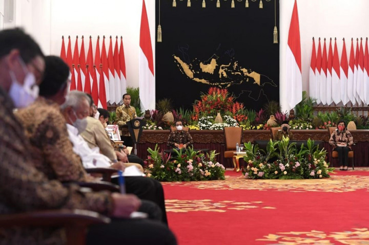 Presiden Joko Widodo menyerahkan Daftar Isian Pelaksanaan Anggaran (DIPA) dan Daftar Alokasi Transfer ke Daerah dan Dana Desa (TKDD) Tahun Anggaran (TA) 2022 di Istana Negara, Jakarta, Senin, 29 November 2021.