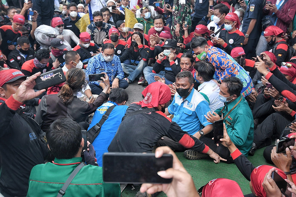 Anies mengaku sepakat dengan para buruh, bahwa kenaikan UMP DKI 2022 terlalu kecil. 