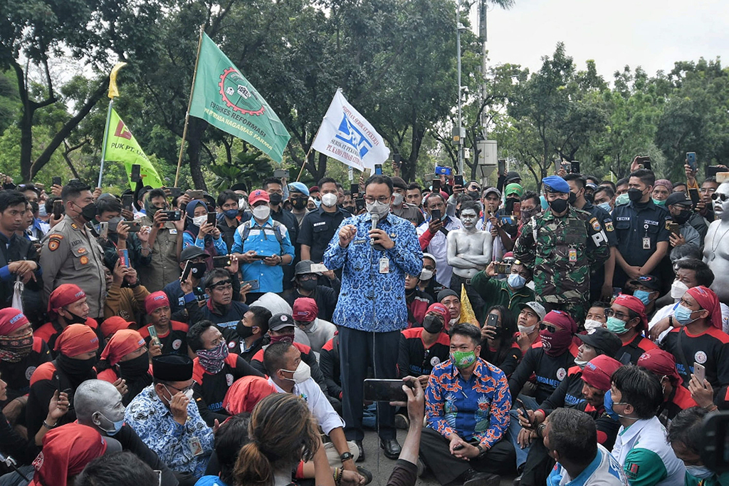 Anies Baswedan mengaku terpaksa meneken Surat Keputusan tentang UMP DKI 2022 pada 20 November 2021. Berdasarkan SK itu, UMP DKI 2022 ditetapkan hanya sebesar Rp 4.453.935 atau naik hanya Rp 37.749 atau 0,85 persen dibandingkan tahun ini.