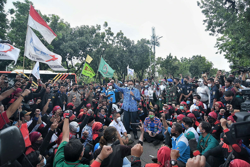 Gubernur DKI Jakarta Anies Baswedan saat menemui massa aksi dari berbagai serikat yang sedang melakukan aksi unjuk rasa menolak upah minimum provinsi di depan Balai Kota DKI Jakarta, Jakarta, Senin, 29 November 2021.