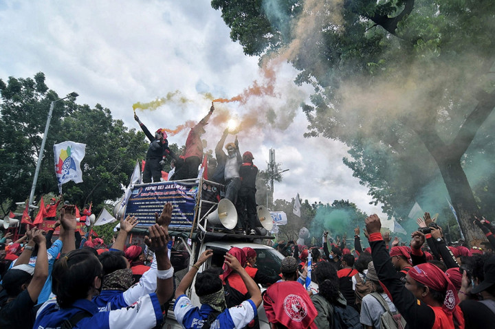 Aksi tersebut dilakukan guna menuntut Pemerintah untuk menaikan upah mininum sebesar 10 persen pada tahun 2022 dan segera mencabut Surat Edaran (SE) Menteri Ketenagakerjaan tentang penetapan upah minimum tahun 2022.