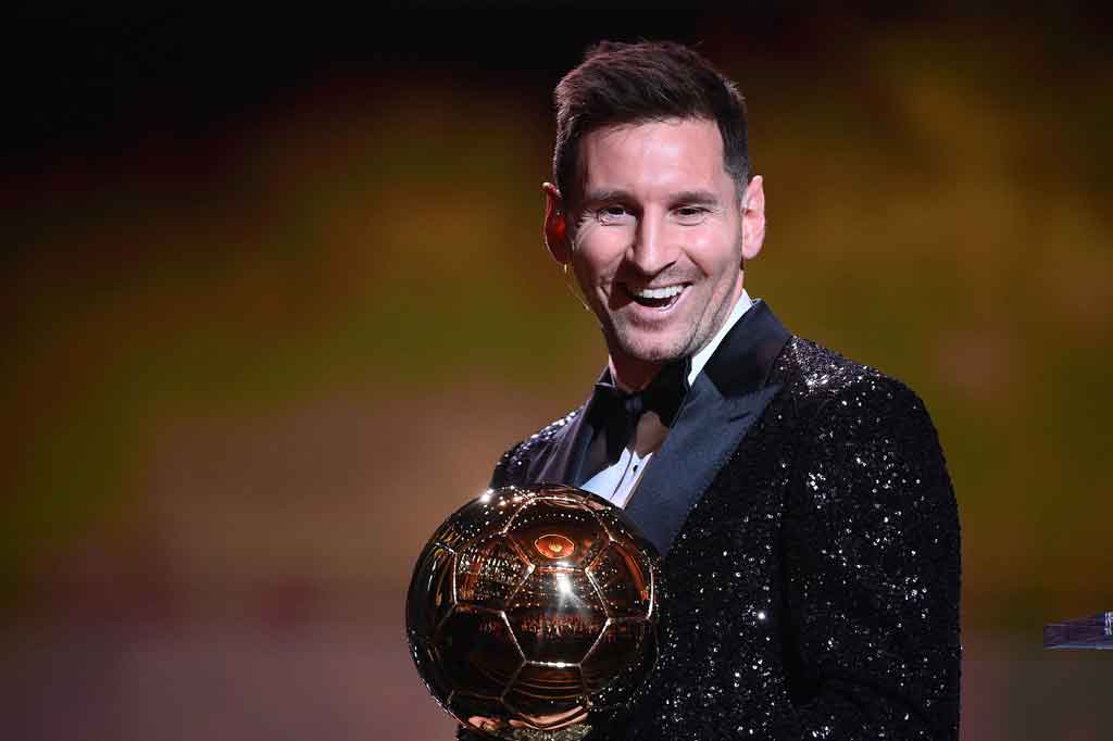 Pesepak bola Argentina Lionel Messi pada Senin, 29 November 2021 waktu setempat, memenangi penghargaan Ballon d'Or sebagai pemain terbaik di dunia untuk ketujuh kalinya. La Pulga menyisih Robert Lewandowski dan Jorginho.