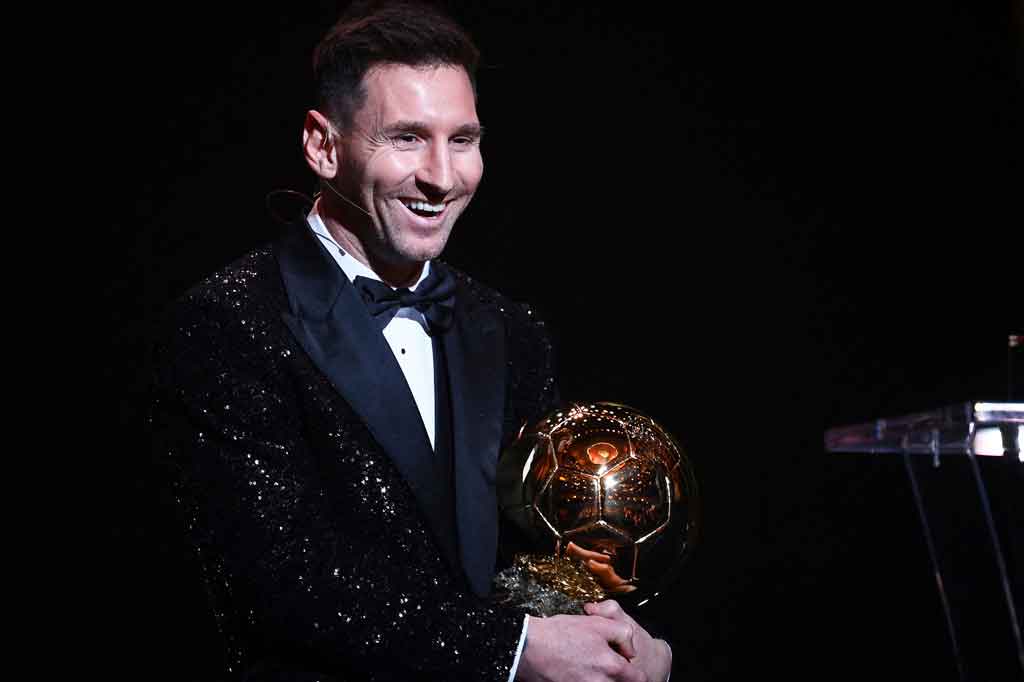 Messi yang bergabung dengan Paris St Germain dalam status bebas transfer dari Barcelona selama penutupan musim setelah menuntaskan diri sebagai pencetak gol terbanyak La Liga bersama klub Spanyol itu mengumpulkan 613 poin, sedangkan pemain Bayern Munich Lewandowski yang dinobatkan sebagai striker terbaik memperoleh 580 poin.