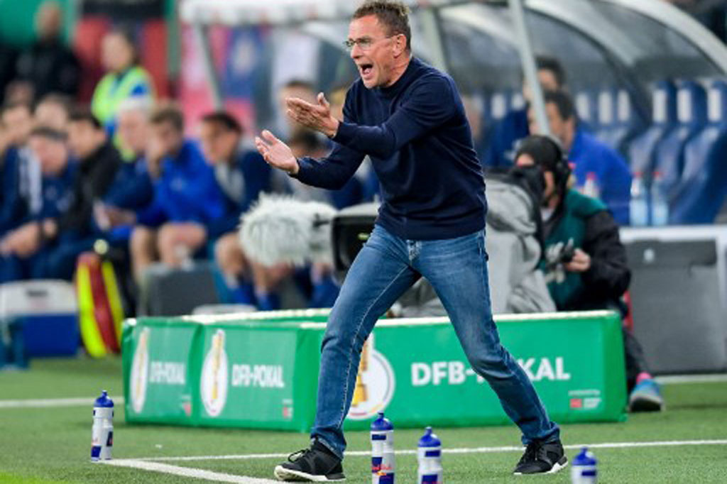 Meski demikian, untuk sementara waktu, peran manajer masih akan dipegang oleh Michael Carrick hingga visa bekerja dari Rangnick selesai.