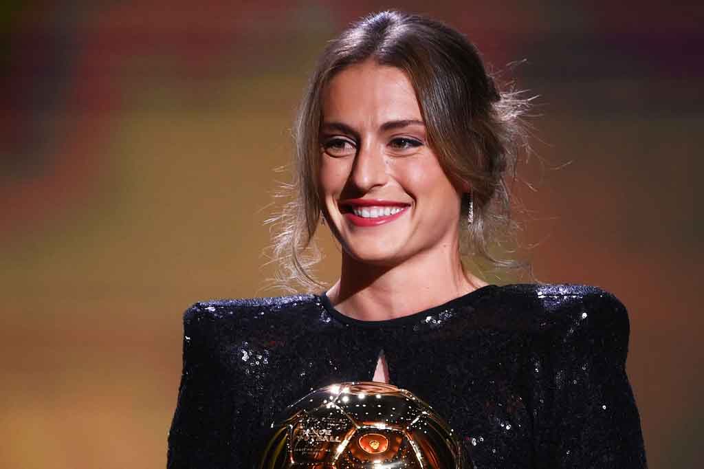 Pemain Barcelona dan Spanyol, Alexia Putellas memenangkan hadiah Ballon d'Or wanita 2021 pada sebuah upacara di Paris pada hari Senin, 29 November 2021 waktu setempat. Ini merupakan tahun yang luar biasa bagi pemain berusia 27 tahun itu.