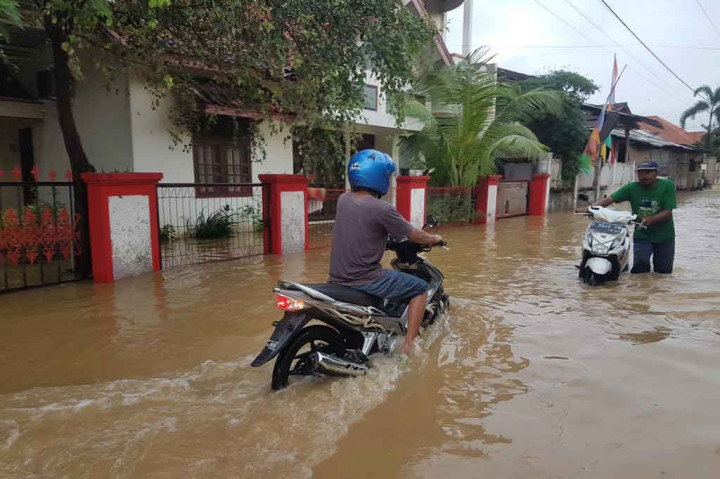 Budi Waluyo Kepala Pelaksana Harian BPBD Kudus menyampaikan, banjir di wilayah Kecamatan Mejobo terjadi akibat jebolnya tanggul sungai di Desa Golantepus. 