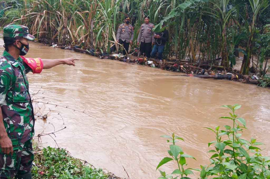 Tingginya intensitas hujan di Kudus membuat tanggul Sungai Dawe yang melintas Desa Golantepus, Kecamatan Mejobo, jebol. Akibatnya puluhan rumah warga terendam, dan ratusan rumah di dua Desa terdampak banjir, Selasa, 30 November 2021.