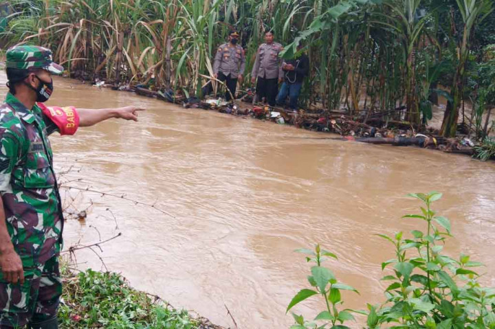 Tingginya intensitas hujan di Kudus membuat tanggul Sungai Dawe yang melintas Desa Golantepus, Kecamatan Mejobo, jebol. Akibatnya puluhan rumah warga terendam, dan ratusan rumah di dua Desa terdampak banjir, Selasa, 30 November 2021.