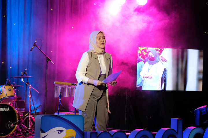 Puisi 'Menantang Masa Depan, Menolak Zona Nyaman' karya Sobih Adnan yang dibacakan oleh Kurnia Beti, dalam perayaan hari ulang tahun (HUT) ke-4 Medcom.id di Kompleks Media Group, Kedoya, Jakarta Barat, Senin, 29 November 2021.