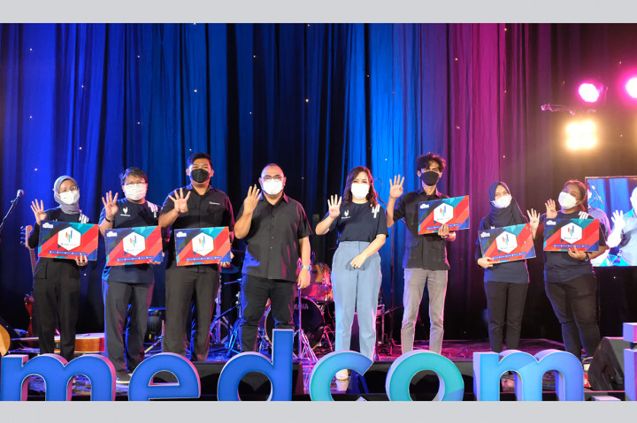 Simbolis penyerahan 'special gift' untuk karyawan Medcom.id oleh CEO Medcom.id Kania Sutisnawinata.