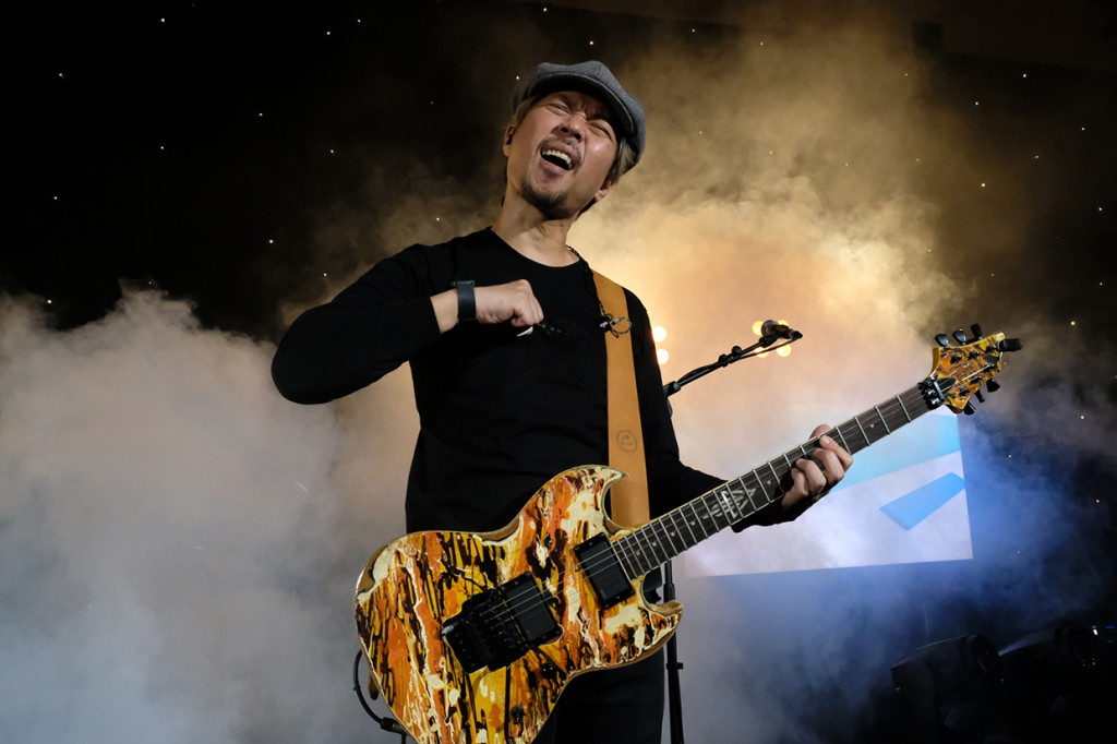 Mereka juga membawakan lagu spesial kolaborasi berjudul 