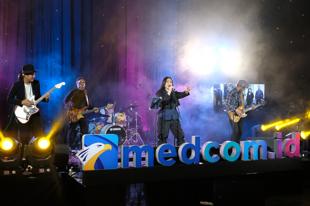 Selain itu, kolaborasi keduanya dalam perayaan Medcom juga menghadirkan hit milik Astrid, 