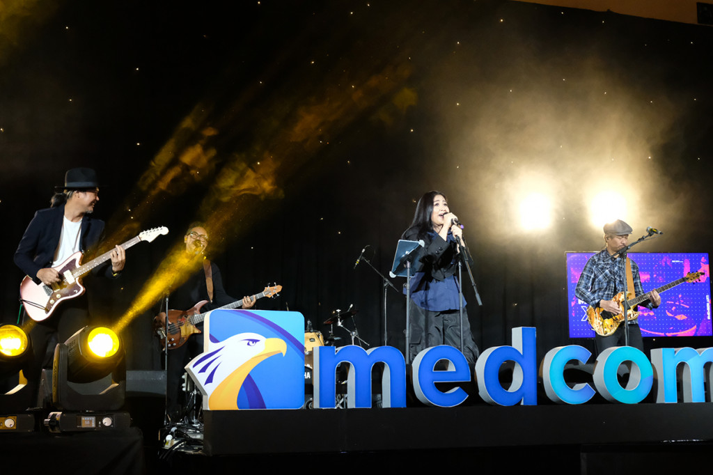 Band yang digawangi Edwin Marshal, Ernest Fardiyan, Axel Andaviar, dan Ronny Febry Nugroho itu membawakan delapan lagu bersama Astrid. Astrid sendiri adalah vokalis tamu bagi Cokelat, lantaran vokalis Cokelat, Aiu Ratna, sedang dalam masa pemulihan pasca-melahirkan.