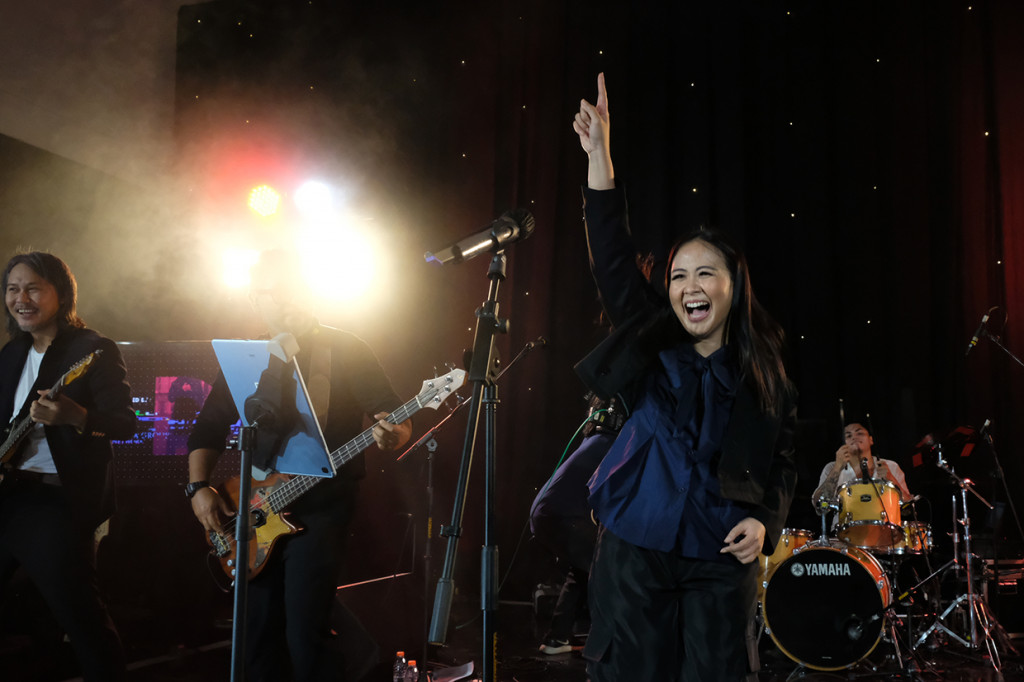 Kehadiran Astrid pada tubuh Cokelat justru memberi warna baru yang menarik. Tampil energik, Astrid tampak fasih menyanyikan hit Cokelat, antara lain 